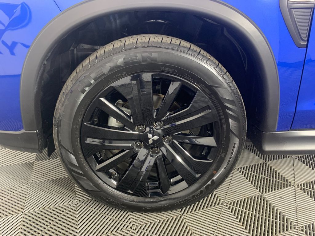 Vehicle photo 11