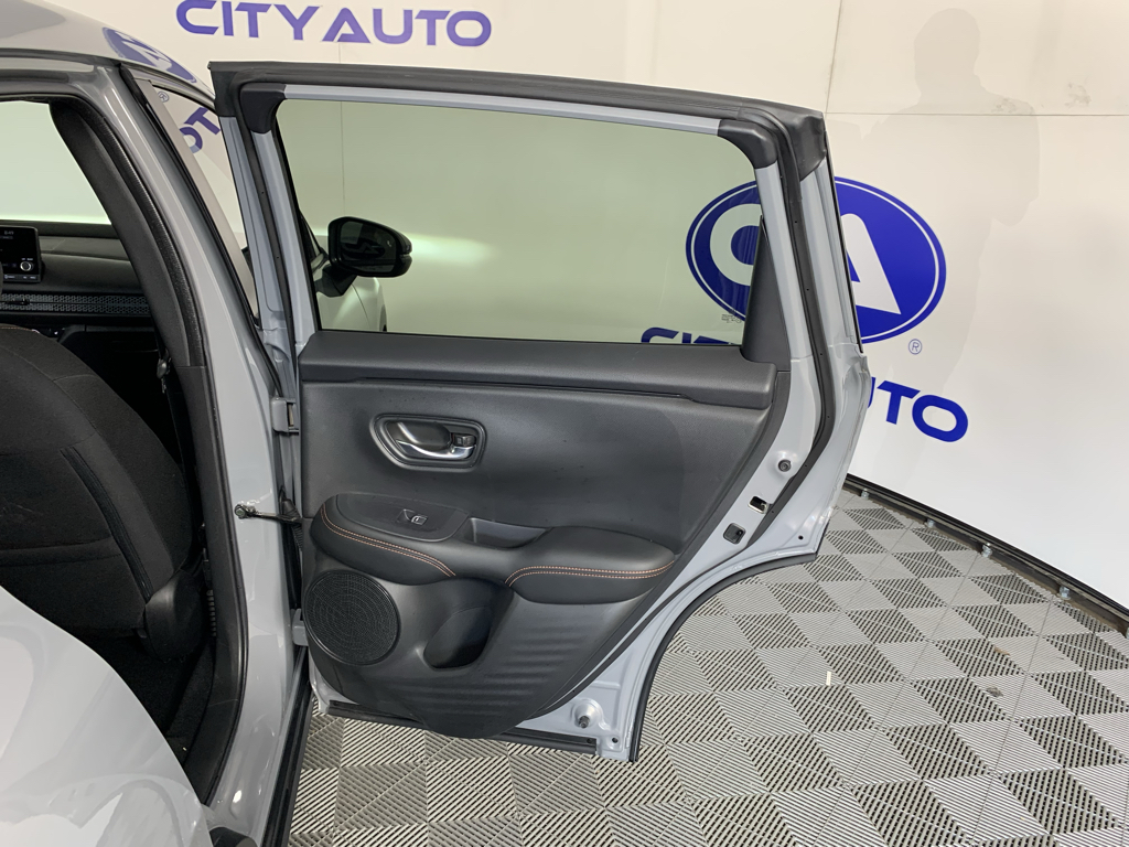 Vehicle photo 34