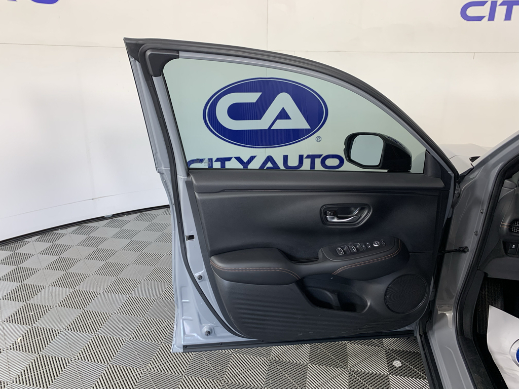 Vehicle photo 13