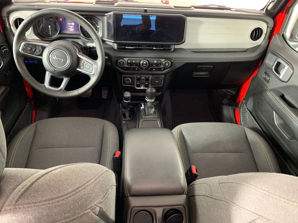 Vehicle photo 33
