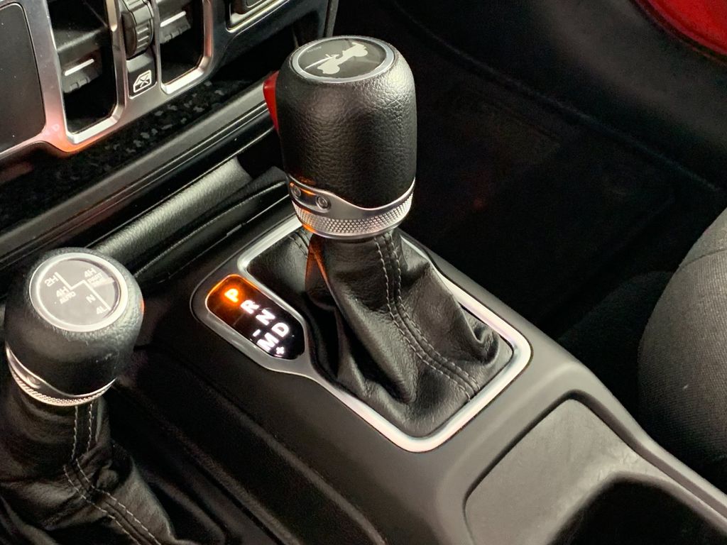Vehicle photo 24