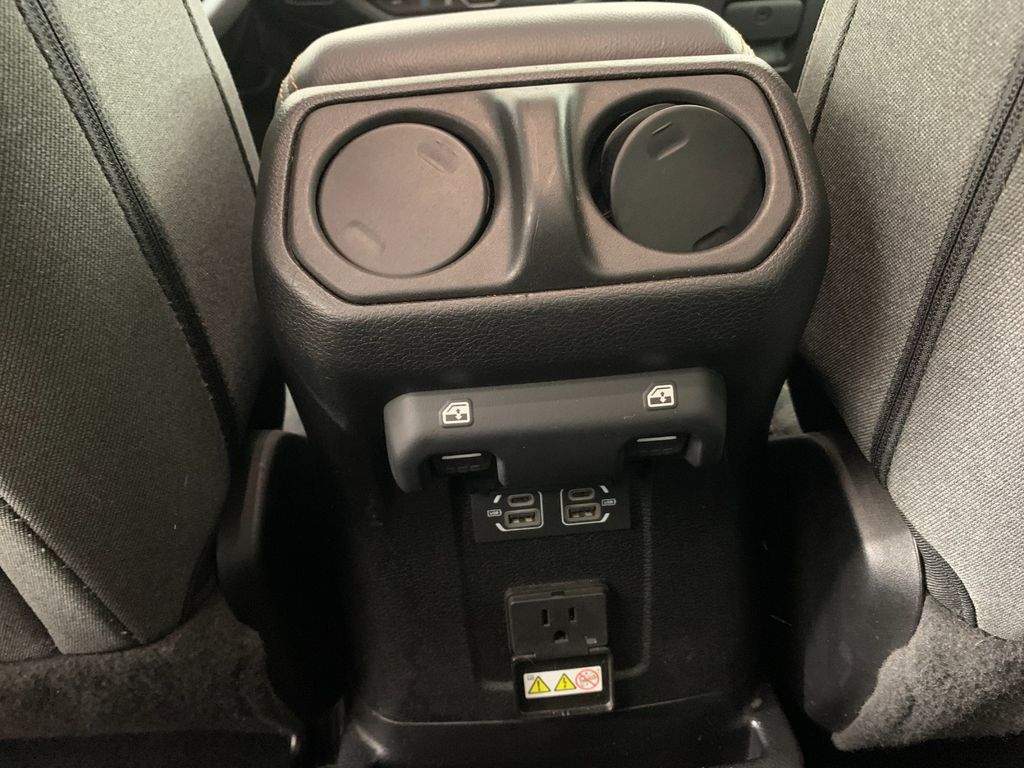 Vehicle photo 32