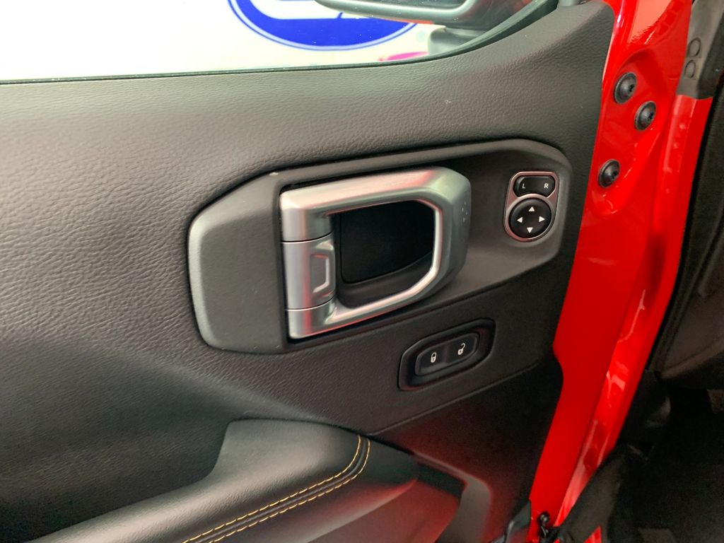 Vehicle photo 14