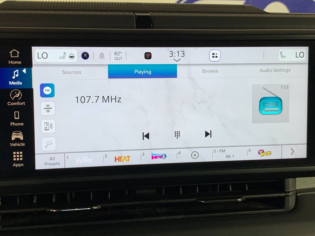 Vehicle photo 26