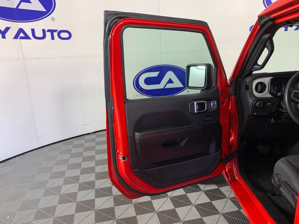 Vehicle photo 13