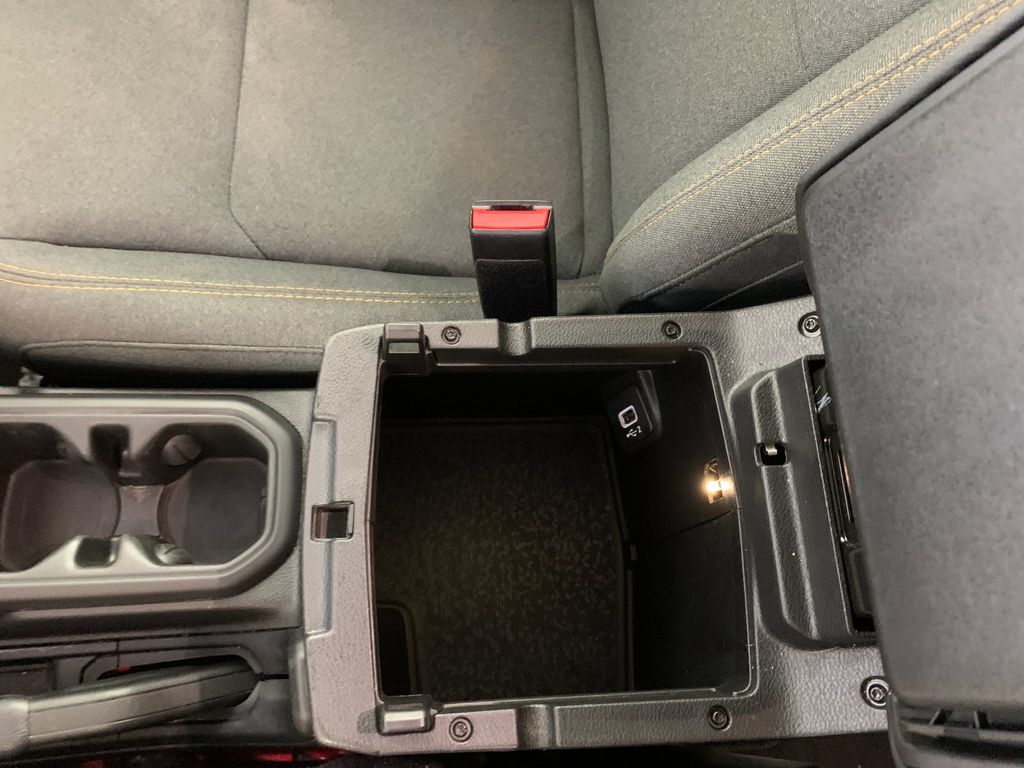 Vehicle photo 28