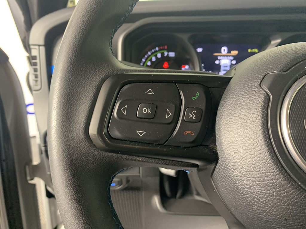 Vehicle photo 18