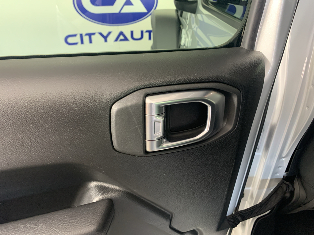 Vehicle photo 29