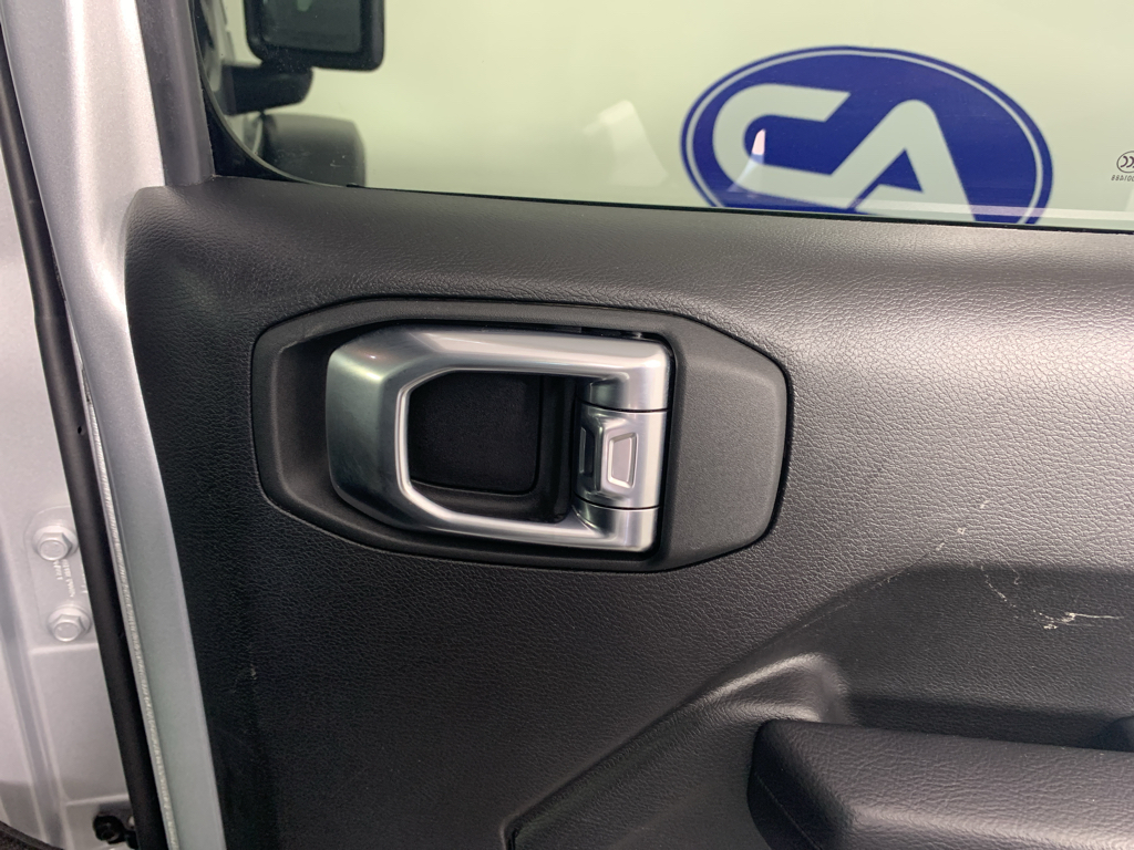 Vehicle photo 33