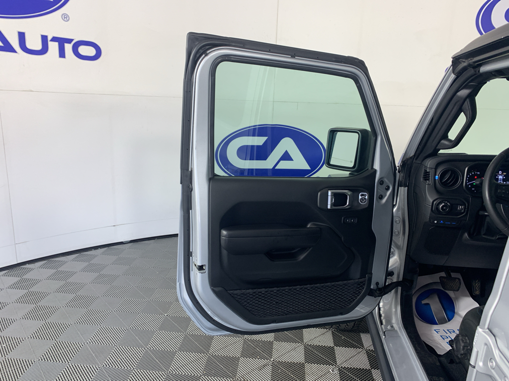 Vehicle photo 13