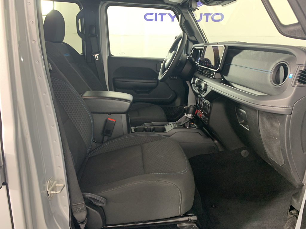 Vehicle photo 37