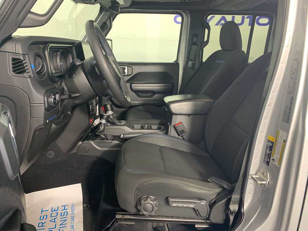 Vehicle photo 15