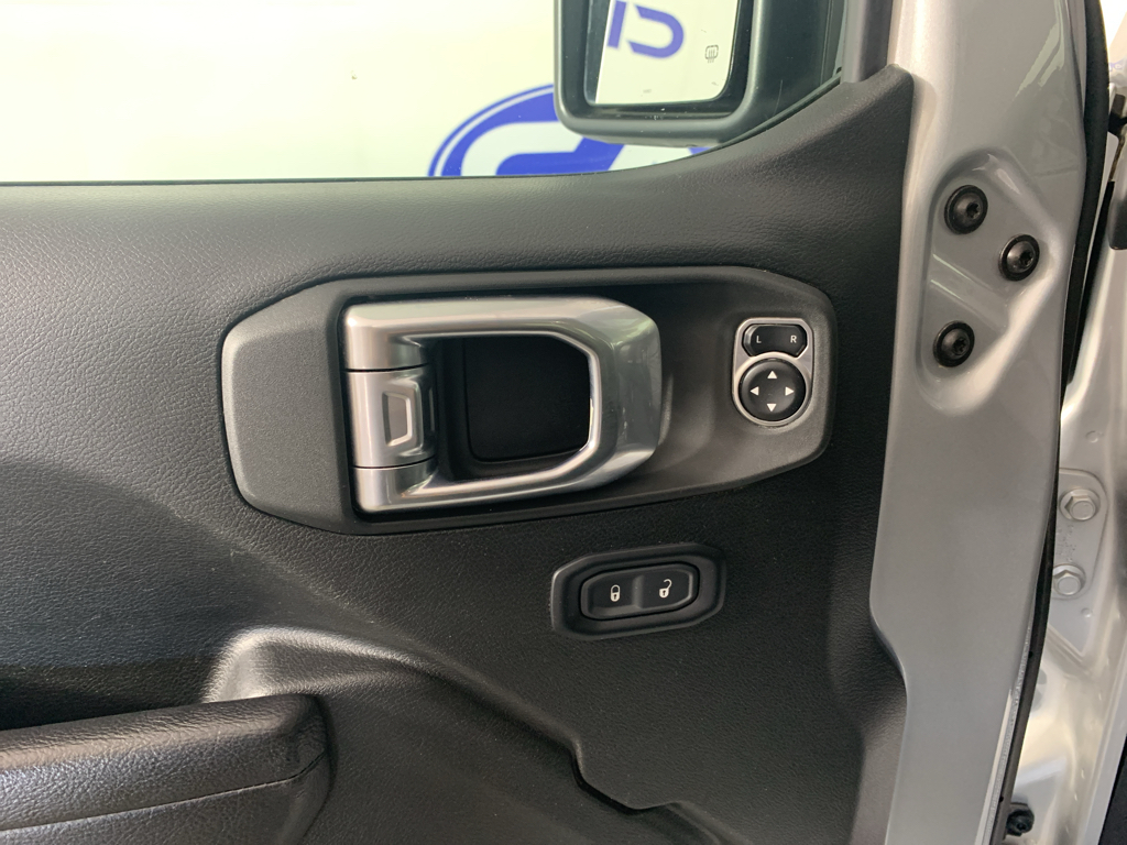 Vehicle photo 14