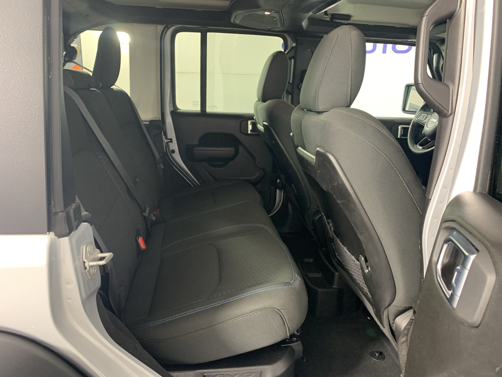 Vehicle photo 34
