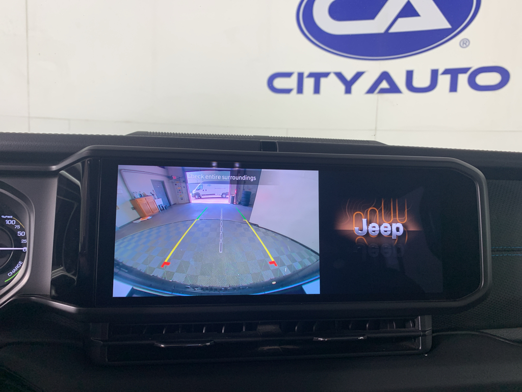 Vehicle photo 25