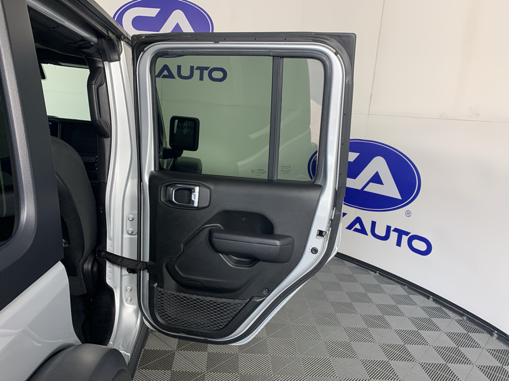 Vehicle photo 32