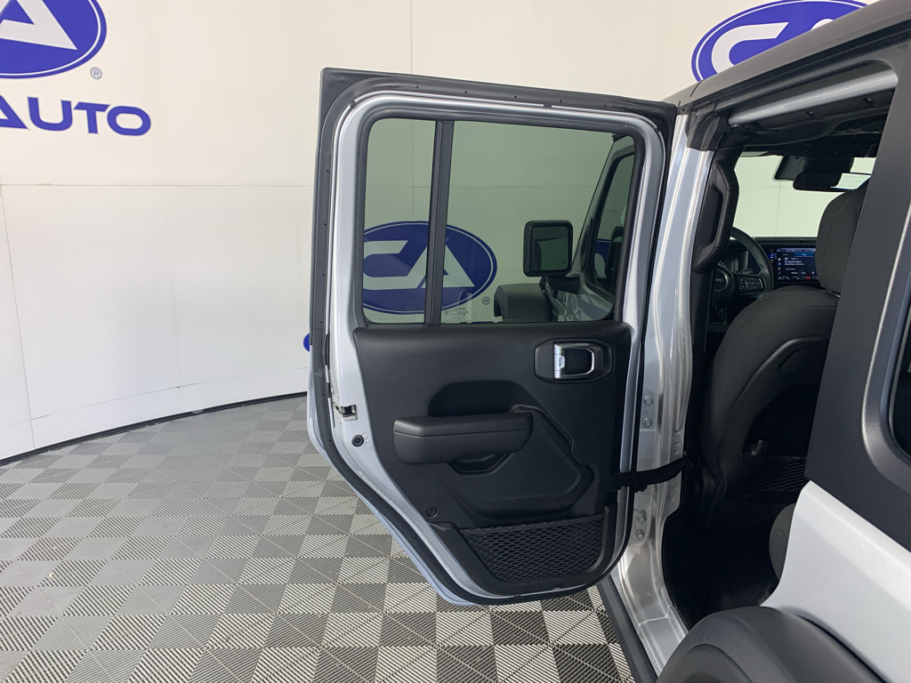 Vehicle photo 28