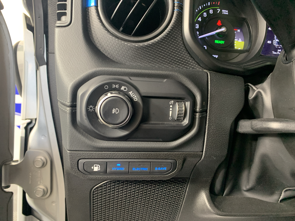 Vehicle photo 16