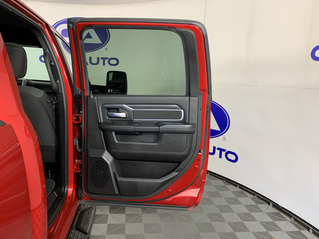 Vehicle photo 30