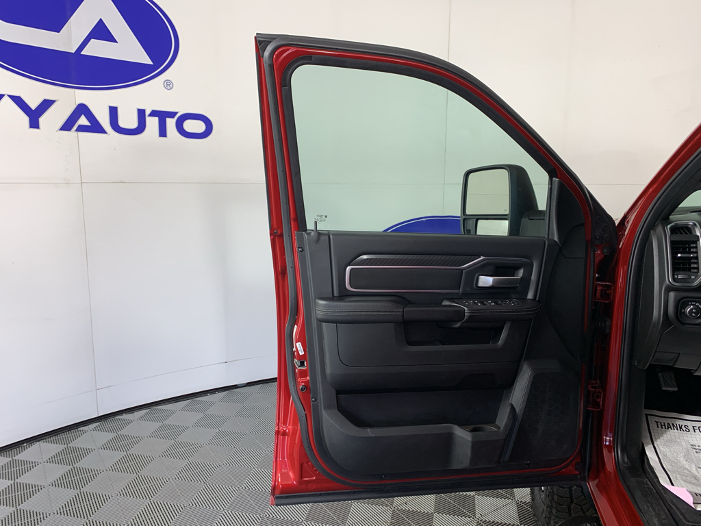 Vehicle photo 12