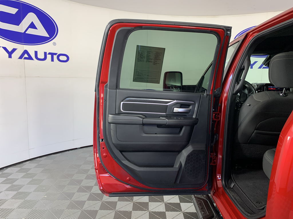 Vehicle photo 26
