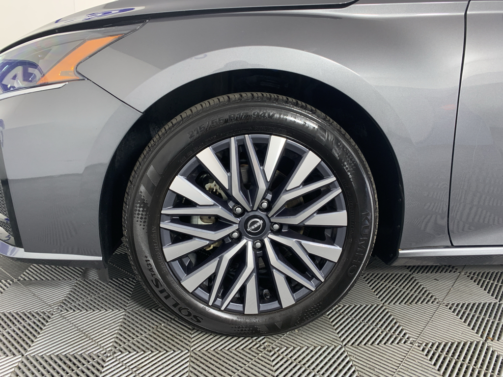 Vehicle photo 11