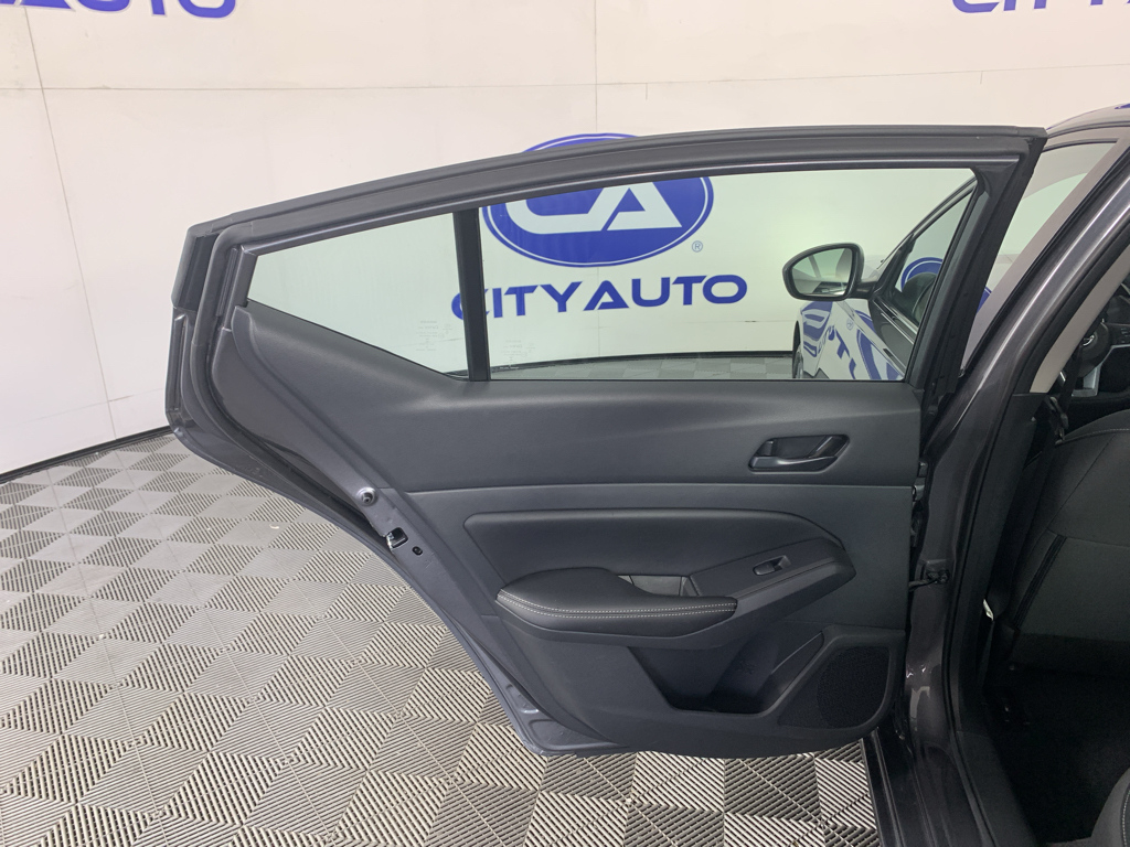 Vehicle photo 28