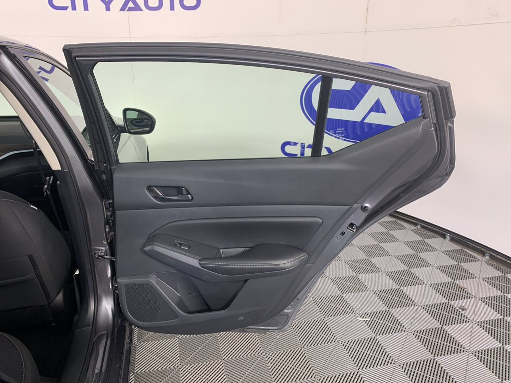 Vehicle photo 33