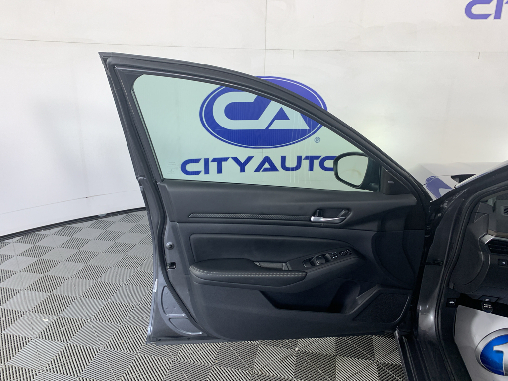 Vehicle photo 13
