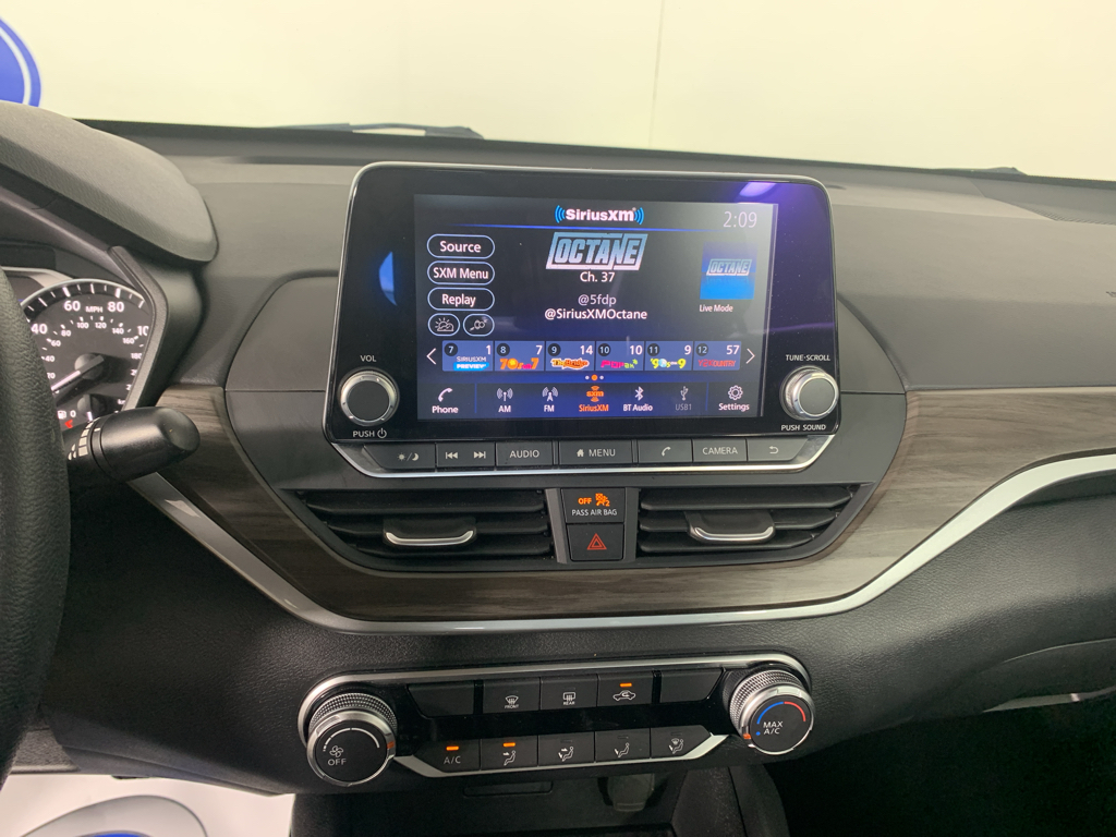 Vehicle photo 25