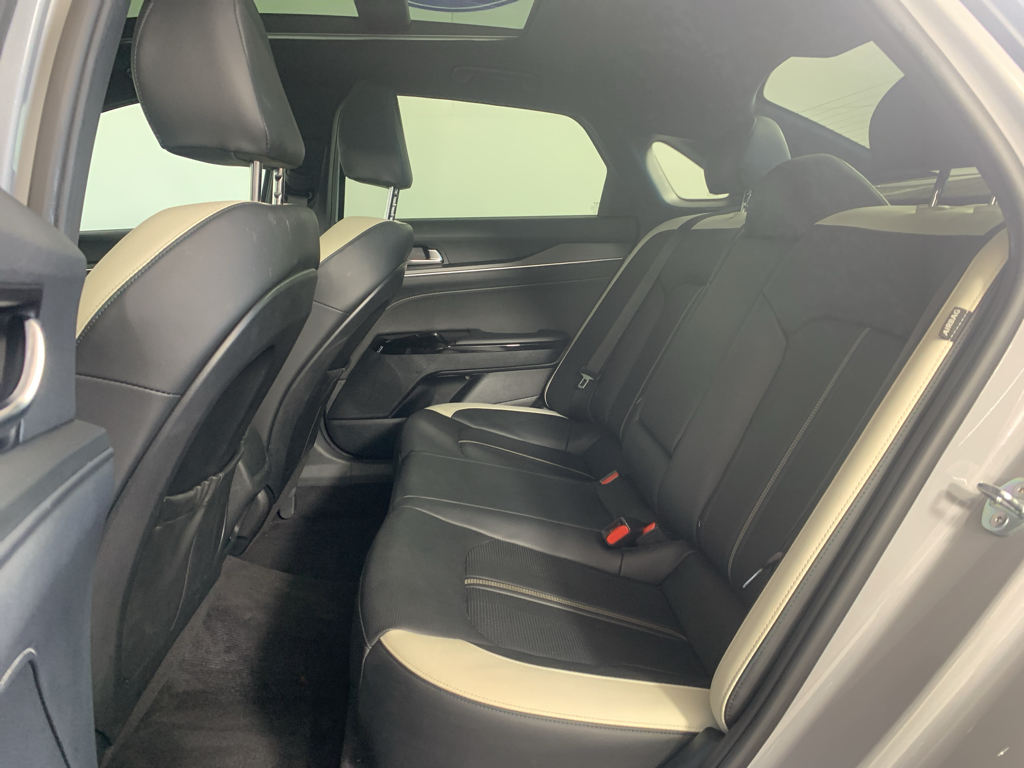 Vehicle photo 32