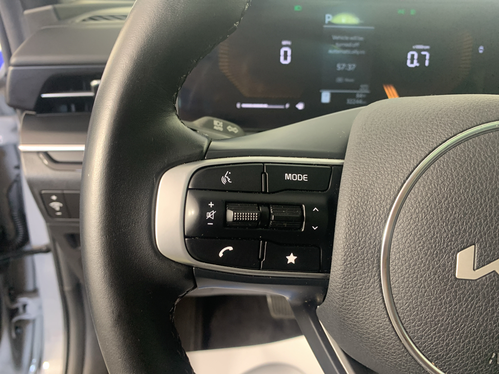 Vehicle photo 18