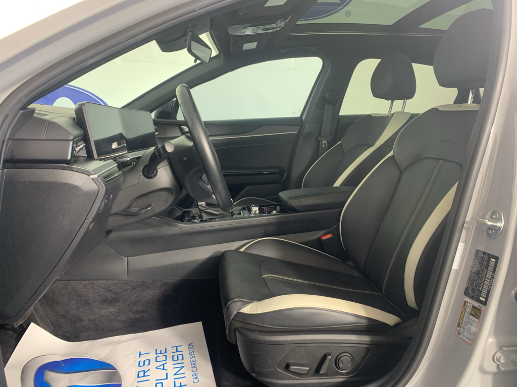Vehicle photo 15