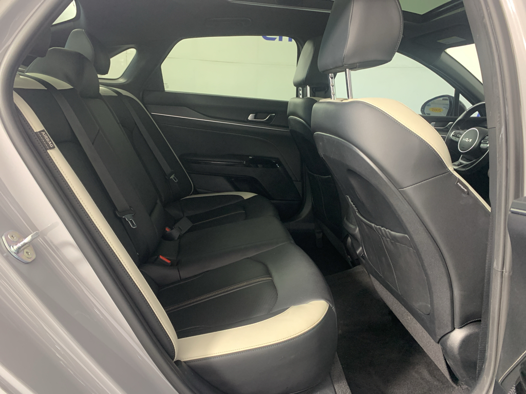 Vehicle photo 37