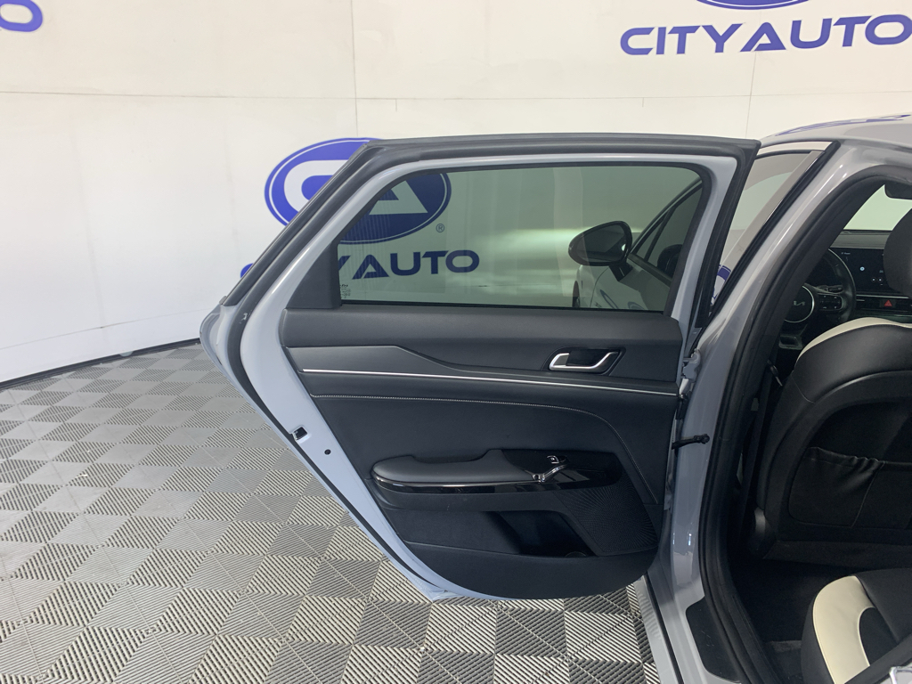 Vehicle photo 30