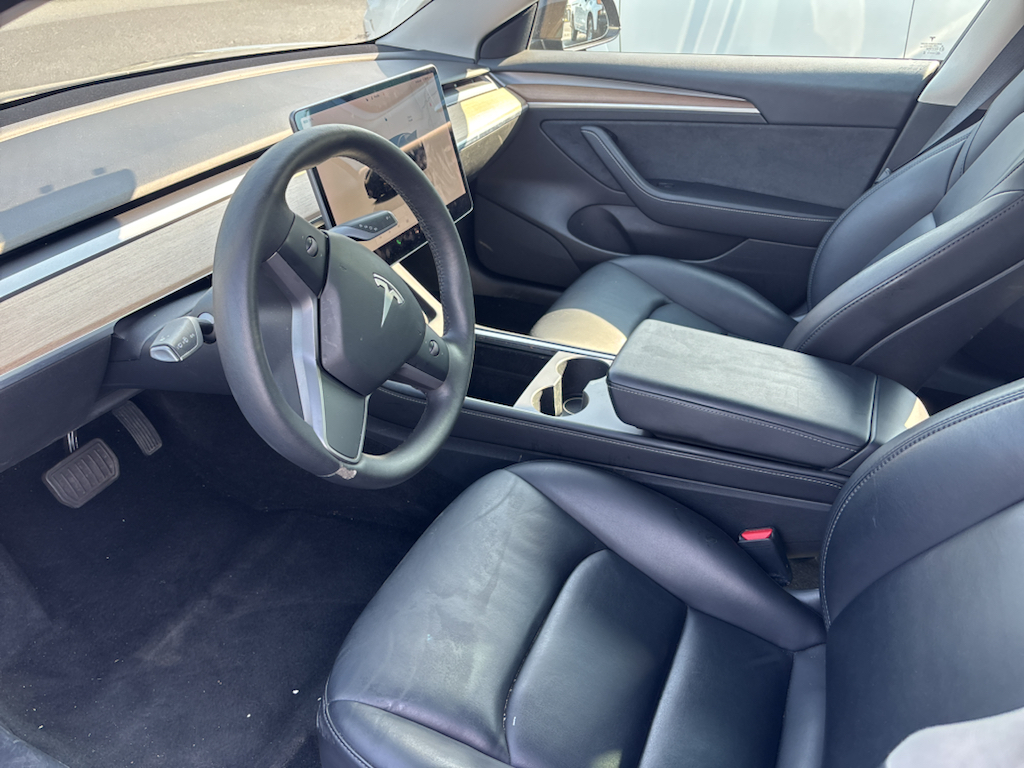 Vehicle photo 3