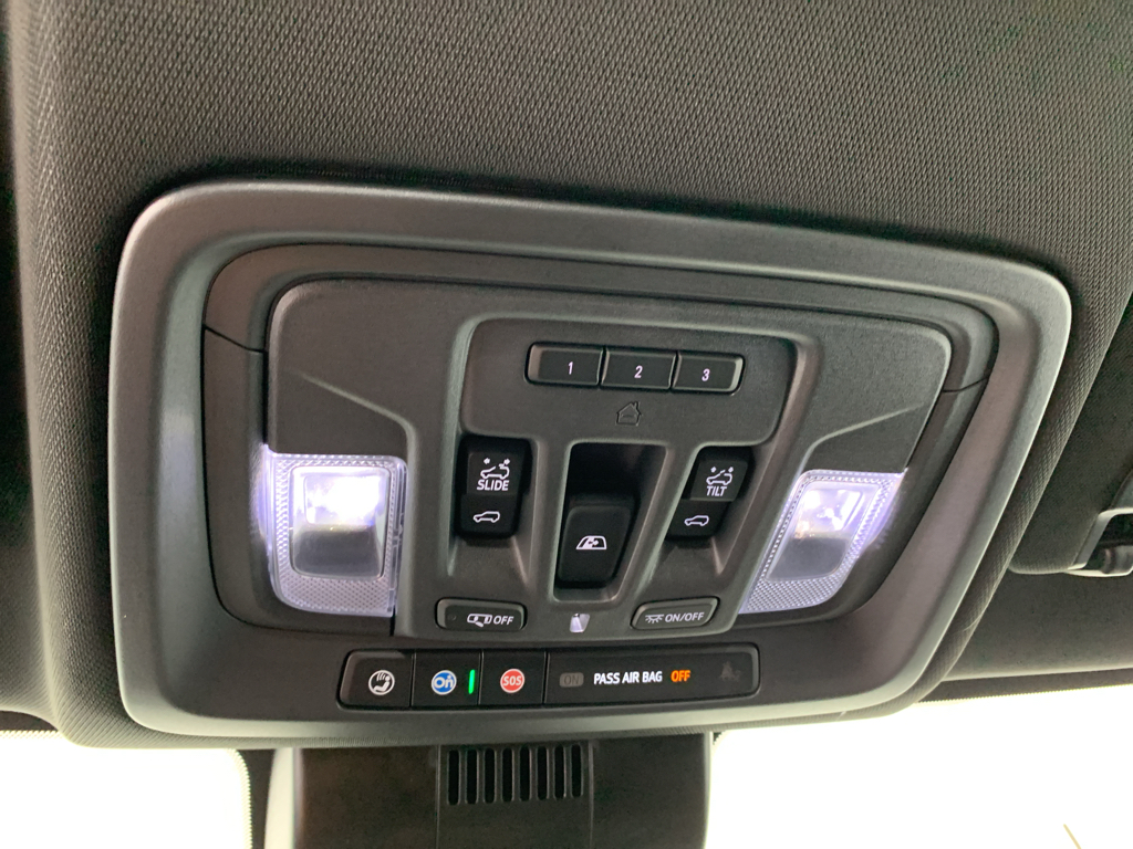 Vehicle photo 25
