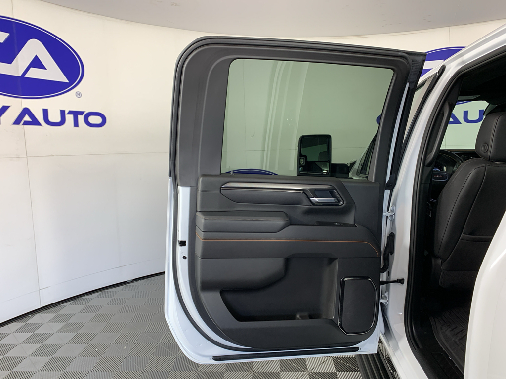 Vehicle photo 28