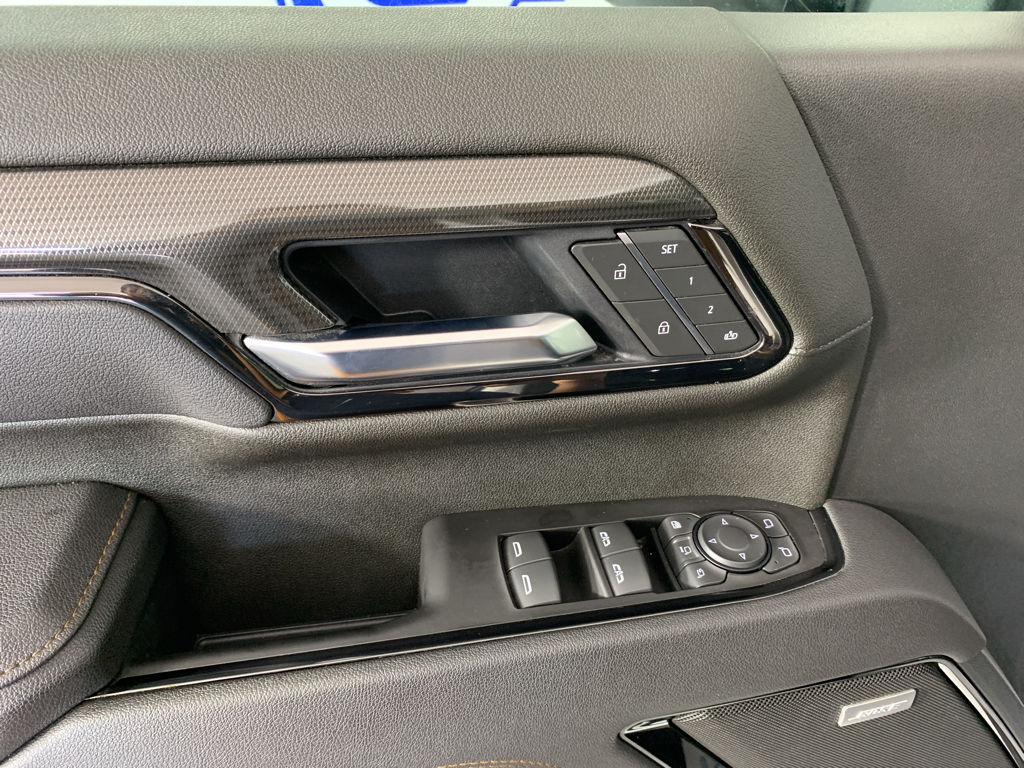 Vehicle photo 13