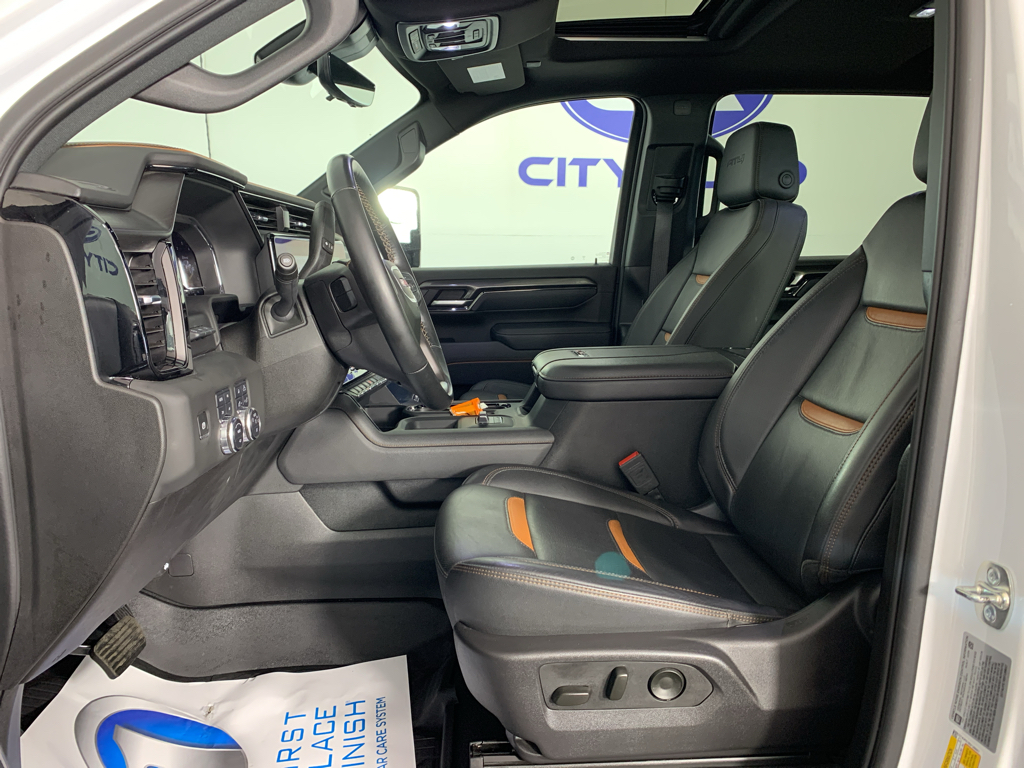 Vehicle photo 14