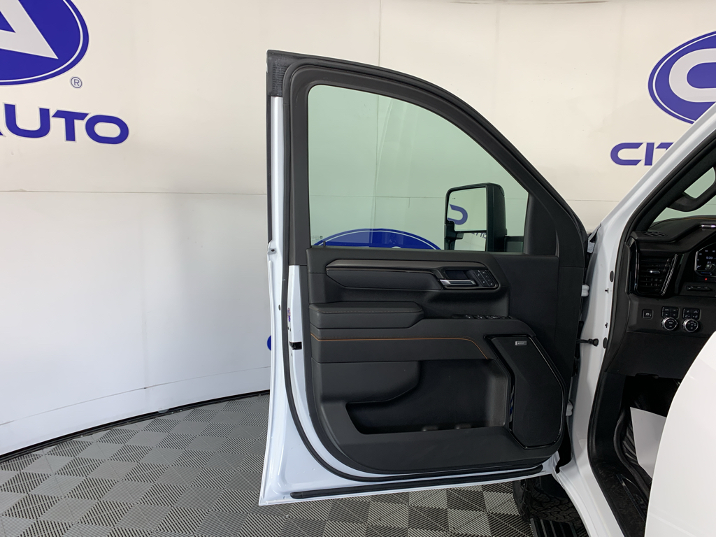 Vehicle photo 12