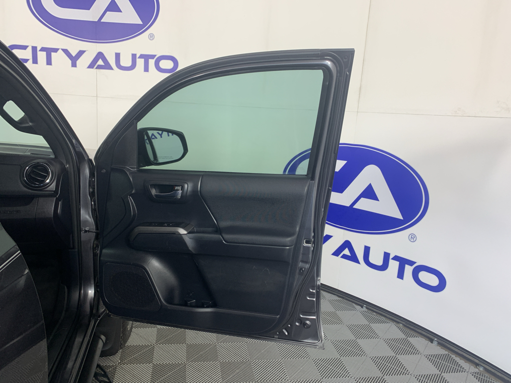 Vehicle photo 33