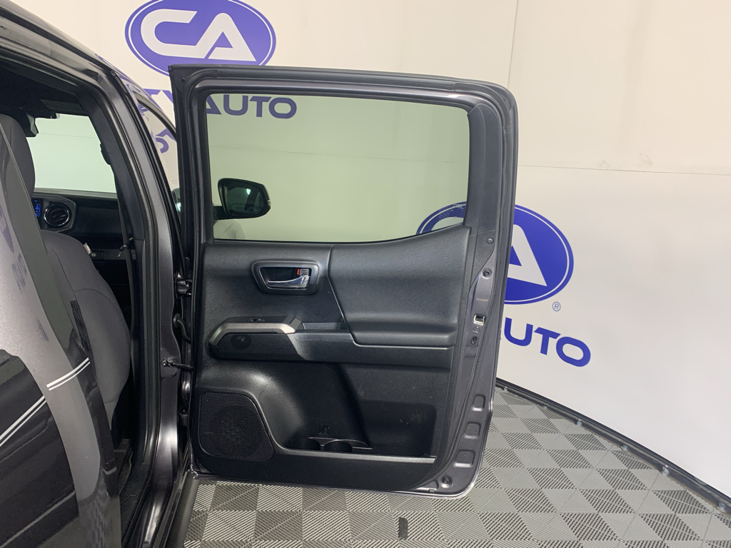 Vehicle photo 30
