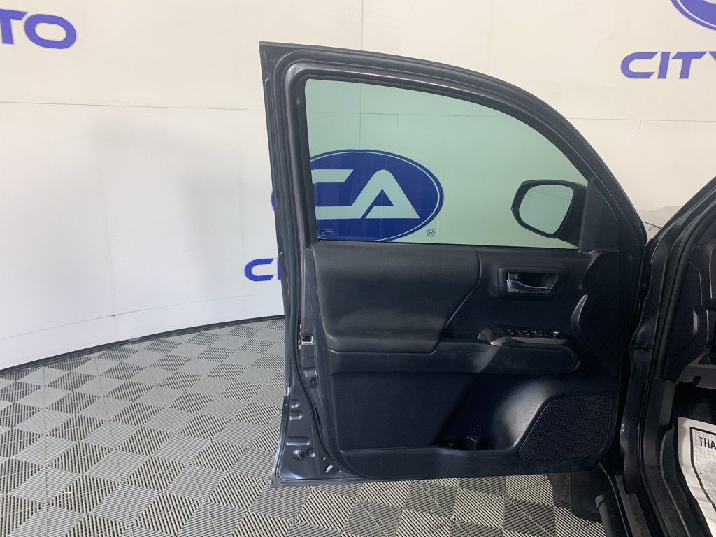 Vehicle photo 12