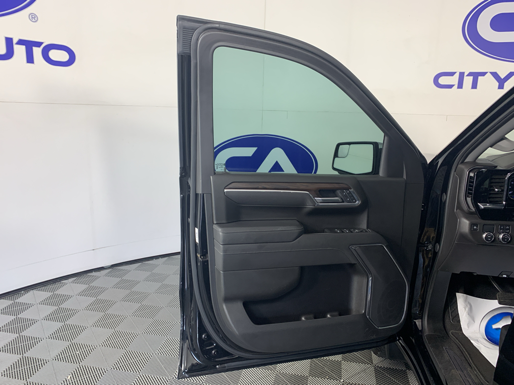Vehicle photo 12
