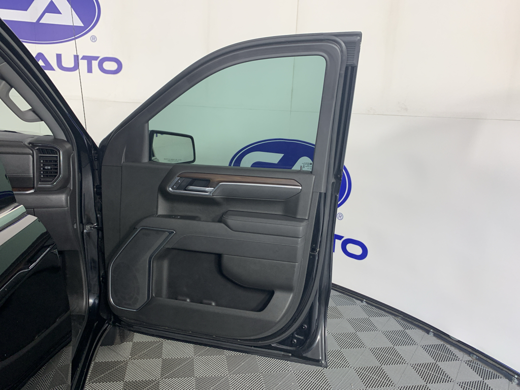 Vehicle photo 33
