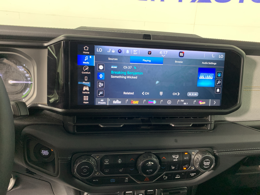 Vehicle photo 24