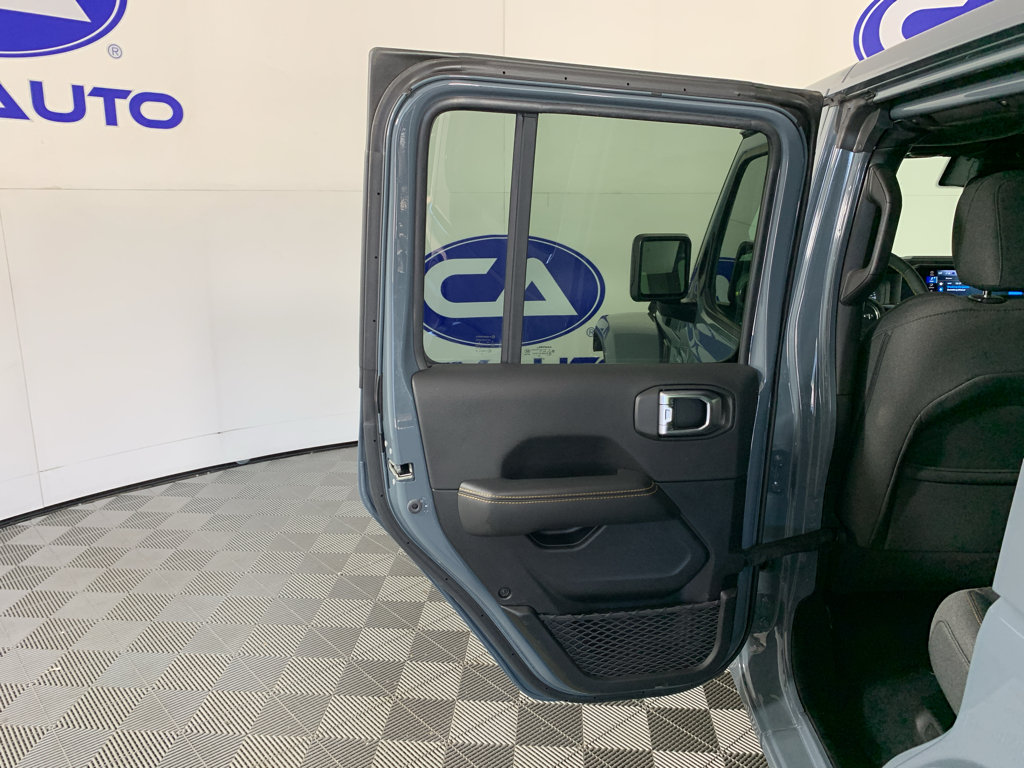 Vehicle photo 28