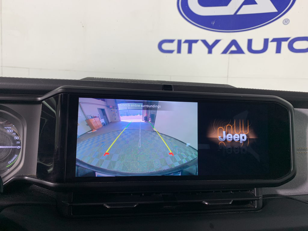 Vehicle photo 25