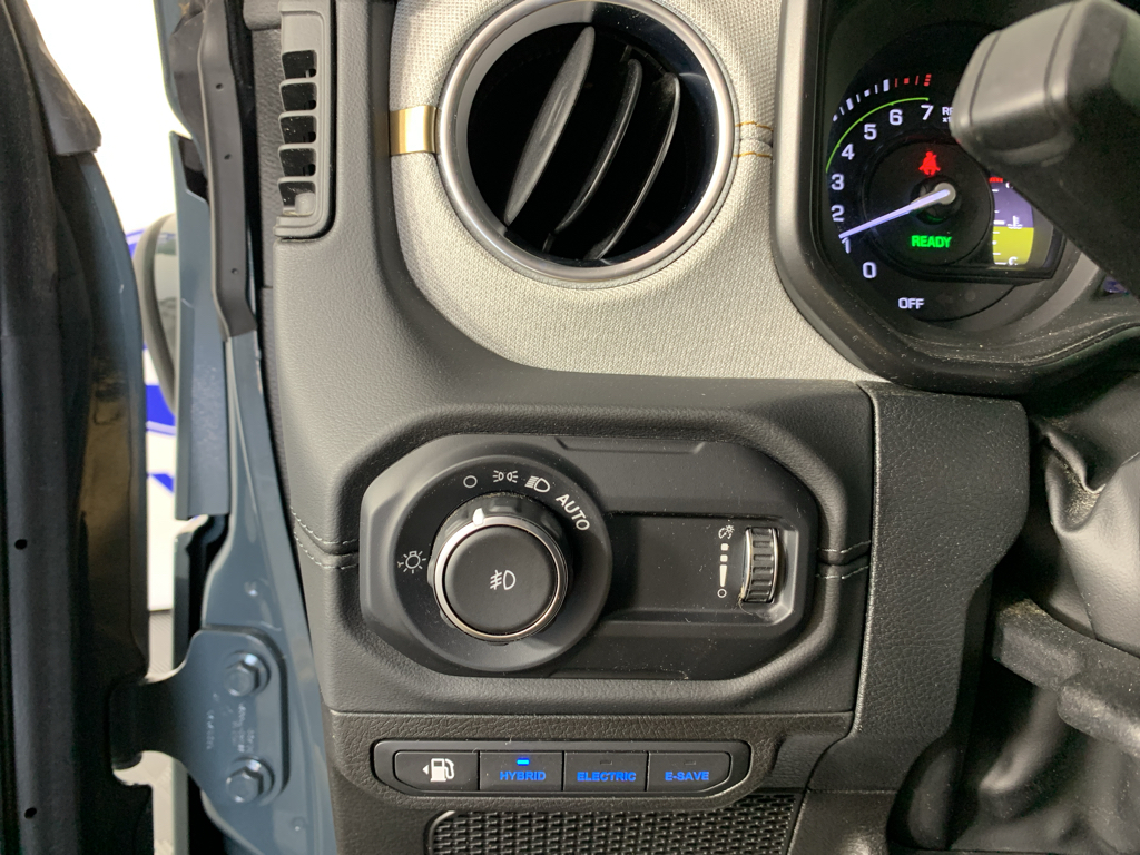 Vehicle photo 16